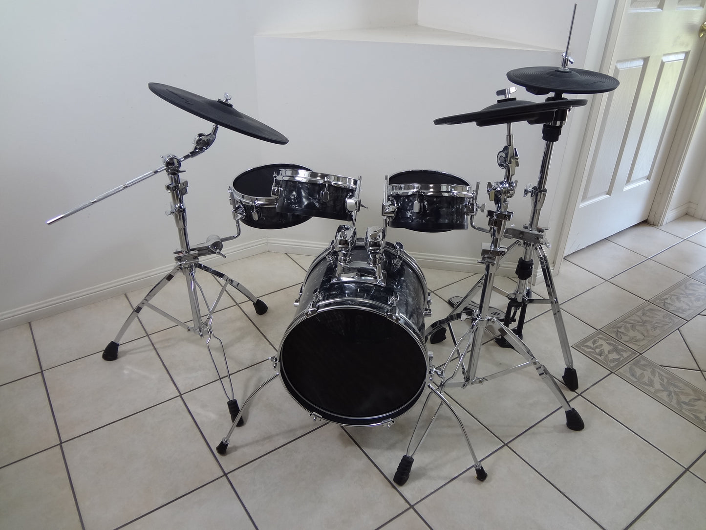 5 PIECE CUSTOM BUILT ELECTRONIC DRUM KIT (ELECTRONIC CYMBALS + HARDWARE MODULE INCLUDED))